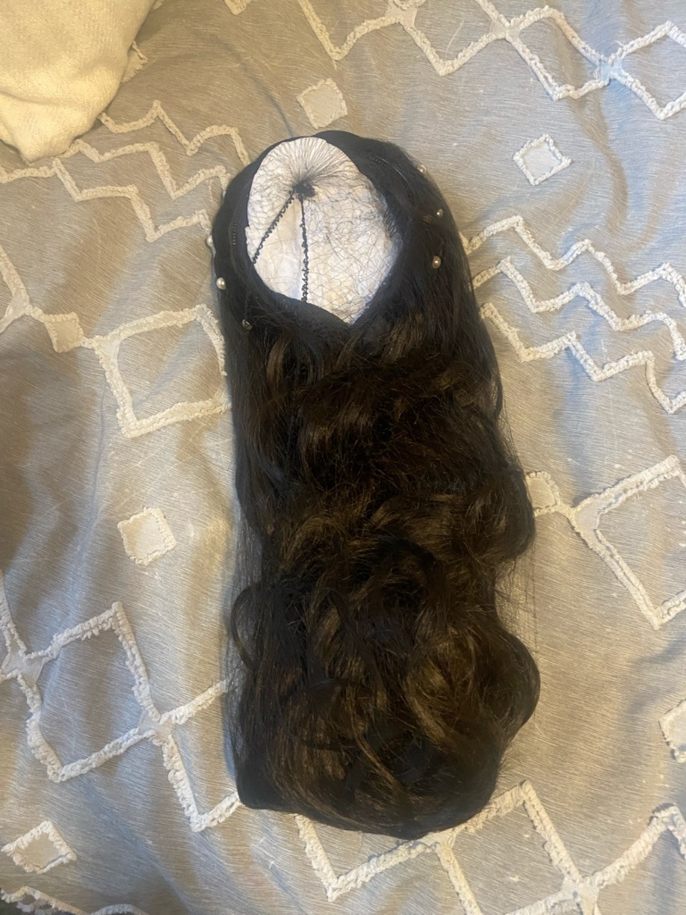 Black Long Wavy Hair Wig with Pearl Accents for Women